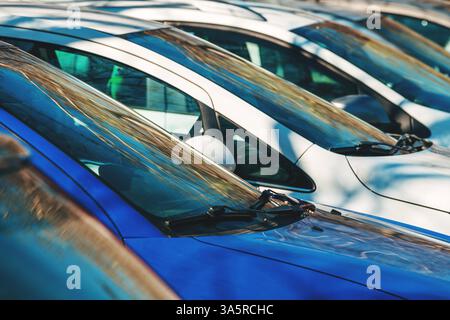 Autos auf dem Parkplatz an einem sonnigen Tag, selektiver Fokus Stockfoto