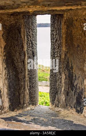 Schmales Waffenloch in einer alten Festung Stockfoto