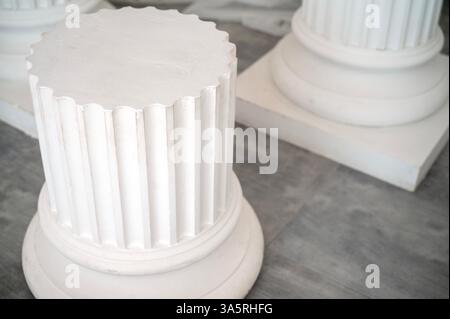 Podium antiker Putzsäulen im Innenraum Stockfoto