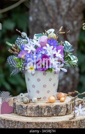 Blumenstrauß aus Frühlingsblumen in Pastellfarben in einer Tasse Stockfoto