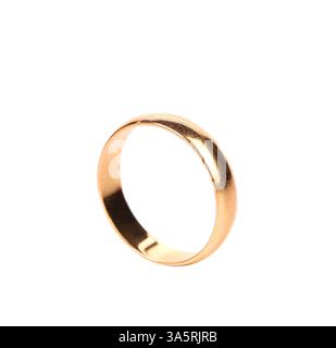 Einsamer goldener Ehering isolierter weißer Hintergrund. Stockfoto
