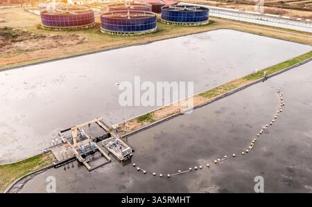 Abwasseraufbereitungsanlage mit Belüftungsbecken und Sedimentationsteichen, Luftaufnahme. Industrieanlage für Abwasserreinigung und Wasserrecycling. Umweltinfrastruktur für eine nachhaltige Wasserbewirtschaftung. Stockfoto