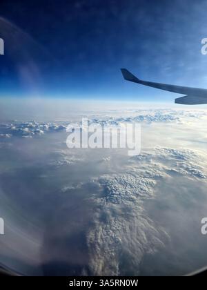Fliegen über schöne Wolken im Südwesten Chinas. Stockfoto