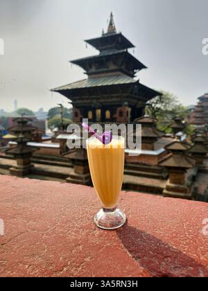 Ein Glas kaltes Mango Lassi in einem Café am Durbar Square in Kathmandu, Nepal. Stockfoto