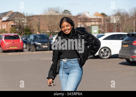 Chichester England Großbritannien. 18.03.2025. Frau in schwarzer Jacke und trägt Jeans. Stockfoto