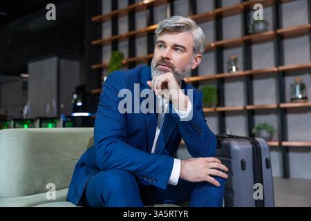 Bärtiger kaukasischer, gut gekleideter Geschäftsmann, der selbstbewusst und entschlossen aussieht Stockfoto