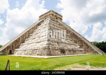 Mexiko. Yucatan. Chichén Itza. El Castillo oder Tempel des Kukulcan. Mesoamerikanische Stufenpyramide. 8.-12. Jh. Stockfoto