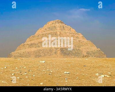 Memphis, Ägypten; 20. Januar 2024: Erkunden Sie Zosers Vermächtnis, die Stufenpyramide in Sakkara, Memphis Nekropolis, Ägypten, am Westnil. Stockfoto