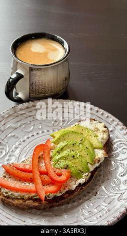 Hausgemachter Joghurt Labneh Käse Dip mit Olivenöl Stockfoto