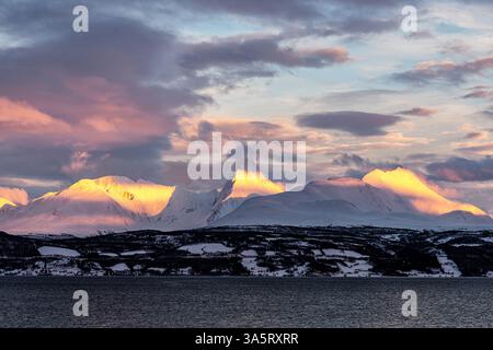 Lyngen Alpen im Winter mit Schnee bedeckt, Norwegen Stockfoto