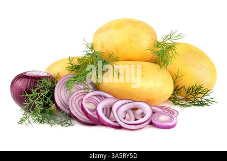 Frische Kartoffeln mit roten Zwiebelringen und grünem Dill auf weißem Hintergrund Stockfoto