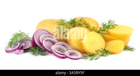Frische Kartoffeln mit roten Zwiebeln und Dill auf weißem Hintergrund Stockfoto