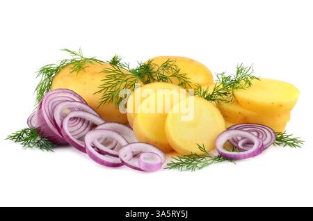 In Scheiben geschnittene Kartoffeln, rote Zwiebeln und grüner Dill auf weißem Hintergrund Stockfoto