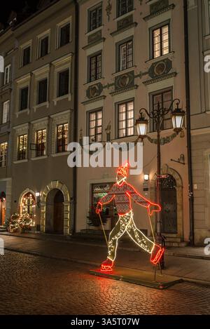Historische Straße der Warschauer Altstadt bei Nacht mit Lichtinstallation und prächtigen farbenfrohen Fassaden – Warschau, Polen. Stockfoto