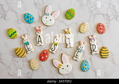 Osterhase und Eierkekse dekoriert Stockfoto