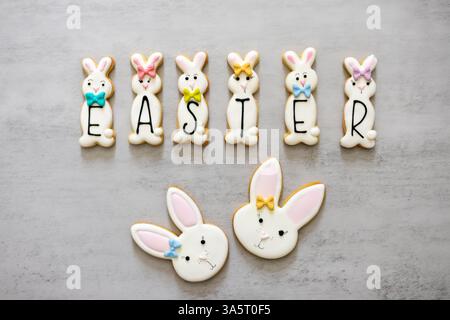 Osterhase und Eierkekse dekoriert Stockfoto