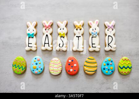 Osterhase und Eierkekse dekoriert Stockfoto