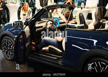 Fahrzeug - Enthüllung, Präsentation bei Mini vom neuen Cabrio in Regensburg. Die vierte Generation des MINI Cooper Cabrio - Made in Oxford - präsentiert sich mit einem komplett neuen Innen- und Aussendesign, sowie einem modernen, digitalen Erlebnis. Mini ist eine Anfang 2001 unter Federführung der BMW Group entwickelte Automarke als Neuauflage des englischen Kleinwagens Mini von Alec Issigonis *** Fahrzeugvorstellung auf der Mini des neuen Cabrios in Regensburg die vierte Generation des MINI Cooper Cabriolets Made in Oxford präsentiert sich mit einem komplett neuen Interieur und Extern Stockfoto