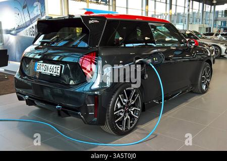 Mini ist eine Anfang 2001 unter Federführung der BMW Group, von Rover entwickelte Automarke als Neuauflage des englischen Kleinwagens Mini von Alec Issigonis. Mit der Entwicklung des Mini als moderne Neuauflage des Mini, begann die MG Rover Group bereits in den 1990er Jahren, vor der Übernahme durch BMW. Das Äussere und auch der Innenraum wurden dem klassischen Vorbild nachempfunden, aber die Grösse entspricht einem heutigen Kleinwagen bzw. Damaligem Mittelklassewagen. Foto: Mini Cooper S JWC - John Cooper Works *** Mini ist eine von Rover Anfang 2001 unter Federführung entwickelte Automarke Stockfoto