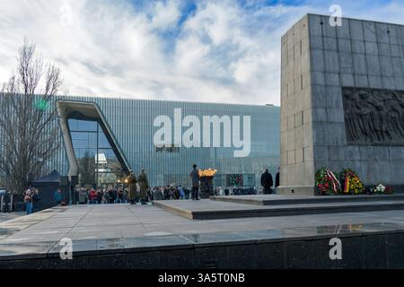 Rückseite des Warschauer Ghetto-Heldendenkmals von Nathan Rappaport in der polnischen Hauptstadt Warschau, Polen. Stockfoto