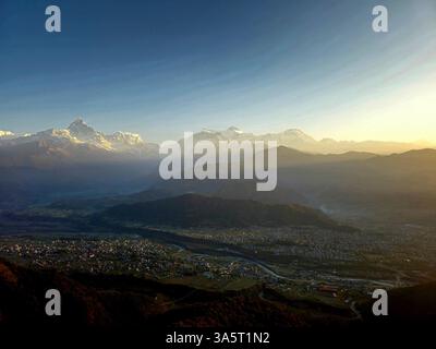 Ein wunderschöner Sonnenaufgang von Sarangkot, Pokhara, Nepal. Stockfoto