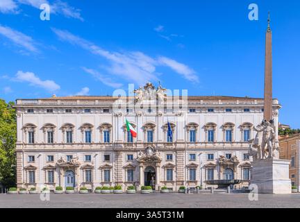 Blick auf den Palazzo della Consulta, einen spätbarocken Palast in Rom, mit dem Brunnen des Monte Cavallo: Hier befindet sich das Verfassungsgericht der Itali Stockfoto