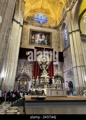 Sevilla, Spanien - 05. November 2023: Atemberaubende gotische Kathedrale in Sevilla, Spanien mit aufwändiger Innenausstattung und kunstvollem Altarbild Stockfoto