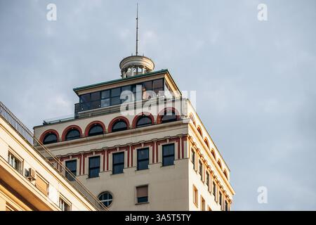 Ljubljana, Slowenien - 14. August 2024: Neboticnik, das erste Hochhaus Jugoslawiens, erbaut 1933 Stockfoto