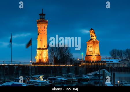 Hafen von Lindau am Bodensee in Bayern am Abend im Winter Stockfoto