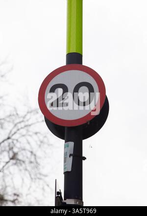 Straßenschild für 20 km/h Geschwindigkeitsbegrenzung Stockfoto