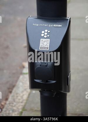 Eine Ladestation für Elektroautos und Fahrzeuge auf der Straße in London, England, Großbritannien Stockfoto
