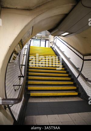 Gelbe Treppe, die in der Londoner U-Bahn-Station Kennington in Lambeth, London, Großbritannien, hinaufführt Stockfoto