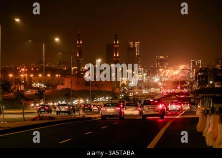 Nächtlicher Blick auf den Verkehr auf den Straßen von Riad in Saudi-Arabien, mit beleuchteter Straße und belebten Straßen. Stockfoto