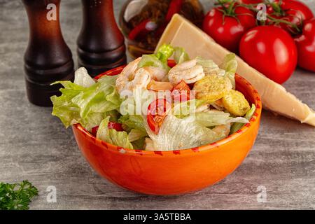 Leckerer caesar-Salat mit Garnelen und Eisberg Stockfoto