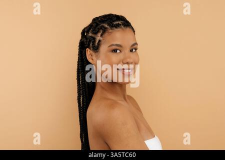 Seitenporträt einer jungen afroamerikanischen Frau mit langen geflochtenen Haaren Stockfoto