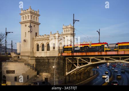 Warschau, Polen. 27. Januar 2025 - historische Architektur der Poniatowski-Brücke am Morgen. Stockfoto