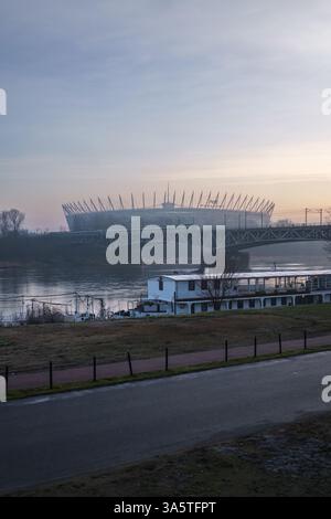 Warschau, Polen. 27. Januar 2025 - Blick auf das Nationalstadion und eine Eisenbahnbrücke über die Weichsel Stockfoto