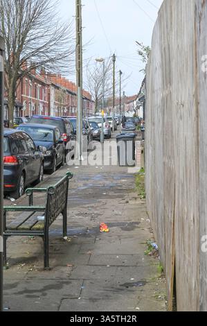 Ombersley Road, Birmingham 24. März 2025: Der Bürgersteig ist nun frei für die Leute, die an ihnen vorbeigehen können. - Das Straßenreinigungsteam des Stadtrates von Birmingham arbeitete unermüdlich daran, 14 TONNEN Müll von einer Straßenecke in der Ombersley Road in der Balsall Heath Gegend der Stadt zu beseitigen. Die Besatzung nutzte zwei Müllwagen, die mehrere Fahrten zu nahegelegenen Abfallverarbeitungsanlagen unternahmen mussten, um sie zu leeren und neu zu laden. Das Team, das anders als Müllsammler ist, kam, um den riesigen Berg mit Fliegenspitzen zu räumen. Ein schwarzer VW Golf wurde von dem Abfall überschwemmt. Ein Bewohner, der neben dem wohnte Stockfoto