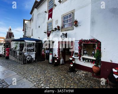 Obidos, Portugal - 26. Dezember 2022: Schöne festliche Weihnachtsdekoration in Obidos, Portugal. Stockfoto