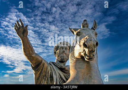 Auf der Piazza del Campidoglio steht die Reiterstatue von Marcus Aurelius majestätisch und fängt die Pracht der römischen Geschichte ein. Italien Stockfoto