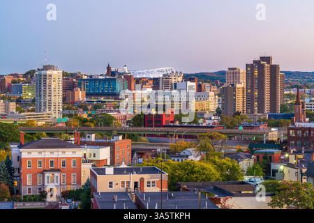 Skyline der Stadt Syracuse, New York, USA bei Nacht. Stockfoto