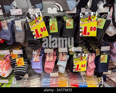 Ermäßigte Socken zum Verkauf in einem japanischen Don Donki. Die Socken hängen an Regalen und Kosten $1,00. Stockfoto