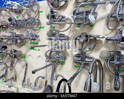 Verschiedene Chrom-Badezimmerarmaturen werden in einem Ladenlokal ausgestellt. Stockfoto