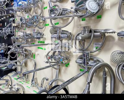 Ausstellung moderner Badaccessoires im Sanitär-Geschäft. Stockfoto