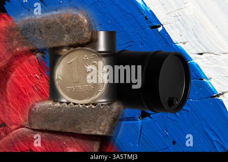 Ein Gasschlüssel hält einen Rubel vor dem Hintergrund eines schwarzen Fasses Öl vor dem Hintergrund der russischen Flagge, Sanktionen und Verbot von Öl Stockfoto
