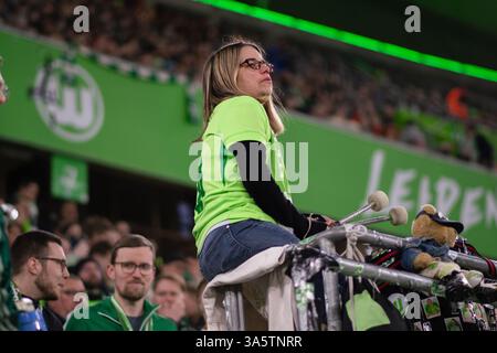 Wolfsburg, Deutschland. März 2025. Wolfsburg, Deutschland, 19. März 2025: Fanporträt vor dem Spiel der UEFA Women's Champions League zwischen dem VfL Wolfsburg und dem FC Barcelona in der VfL Wolfsburg Arena in Wolfsburg. (Qianru Zhang/SPP) Credit: SPP Sport Press Photo. /Alamy Live News Stockfoto