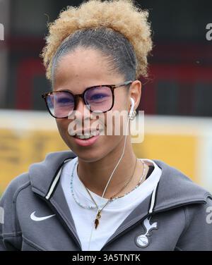 London, Großbritannien. März 2025. LONDON, ENGLAND - Lenna Gunning-Williams von Tottenham Hotspur Women während des Vorspiels mit den Spielern beim Barclays FA Women's Super League-Fußballspiel zwischen West Ham United Women und Tottenham Hotspur Women am 23. März 2025 im Chigwell Construction Stadium Victoria Road, Dagenham, England. Quelle: Action Foto Sport/Alamy Live News Stockfoto