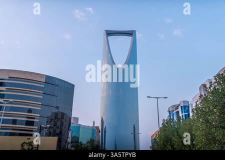 Kingdom Centre Gebäude, Wahrzeichen Wolkenkratzer in Riad, Saudi-Arabien, früher bekannt als Kingdom Tower, im Geschäftsviertel der Stadt. Stockfoto