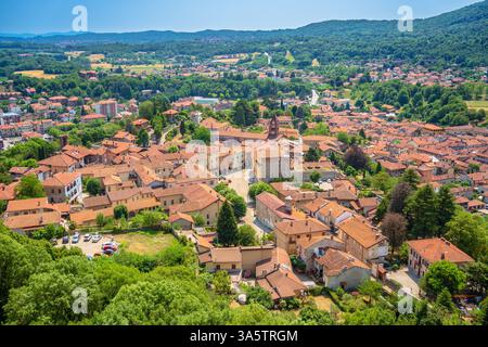 Avigliana, eine malerische italienische Stadt aus der Vogelperspektive Stockfoto