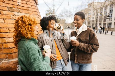 Drei weibliche Touristen genießen während ihrer Besichtigungstour in barcelona, spanien, Kaffee Stockfoto
